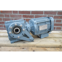 49 RPM 1,5 KW  240 Nm  Asmaat 45 mm. Unused